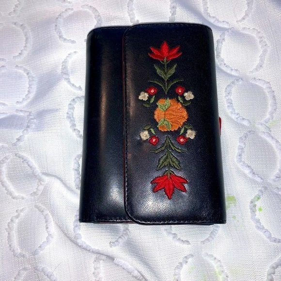 Adrienne Vittadini Handbags - 𝅺womens Adrienne Vittadini leather floral wallet